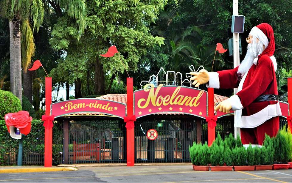 No mês de dezembro, Holambra recebe um dos eventos mais lindos do Brasil, o Noeland. O local onde é realizado se transforma com mais de seis milhões de luzes de led, dezenas de figuras robotizadas em tamanho real. Além de peças natalinas.