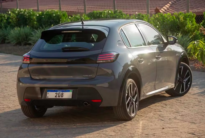 6º) Peugeot 208 - Motor: 1.0 flex; Câmbio: manual de cinco velocidades; Consumo na cidade: 13,3 km/l (gasolina) e 9,6 km/l (etanol); Consumo na estrada: 15,8 km/l (gasolina) e 11,1 km/l (etanol); Preço inicial: R$ 81.990.