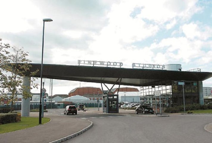 Segundo informações do jornal britânico The Sun, o incidente ocorreu nos estúdios Pinewood, em Buckinghamshire, Inglaterra, e foi descrito como um acidente horrível.