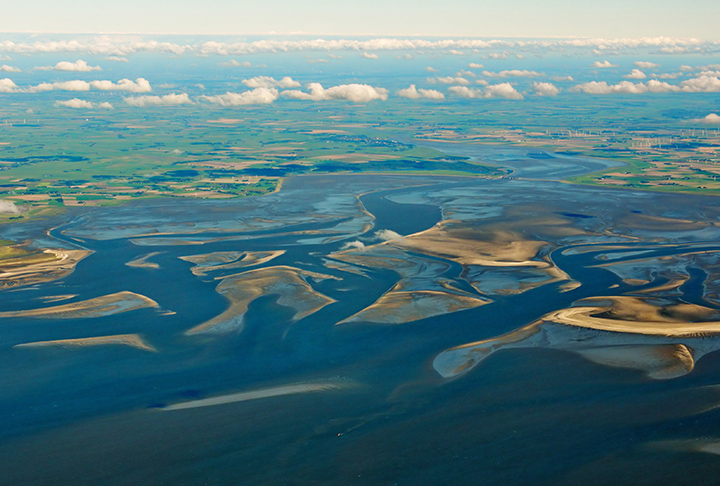 A cidade fica no litoral norte do país, no Mar de Wadden. Também chamado de Mar Frísio, ele tem o Mar do Norte de um lado, e as costas da Alemanha, Holanda e Dinamarca do outro. 