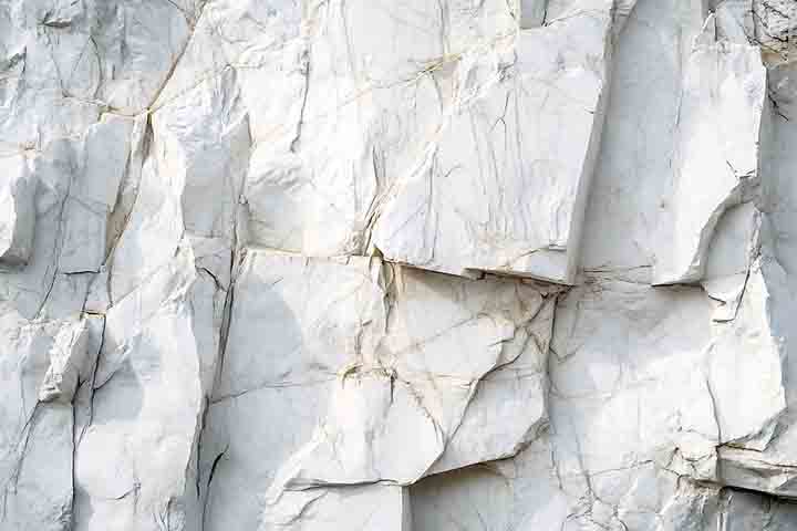 Sua composição principal é o carbonato de cálcio, podendo conter outros minerais que lhe conferem diferentes colorações e padrões. Essa variação torna cada peça única e muito apreciada no design e na arquitetura.