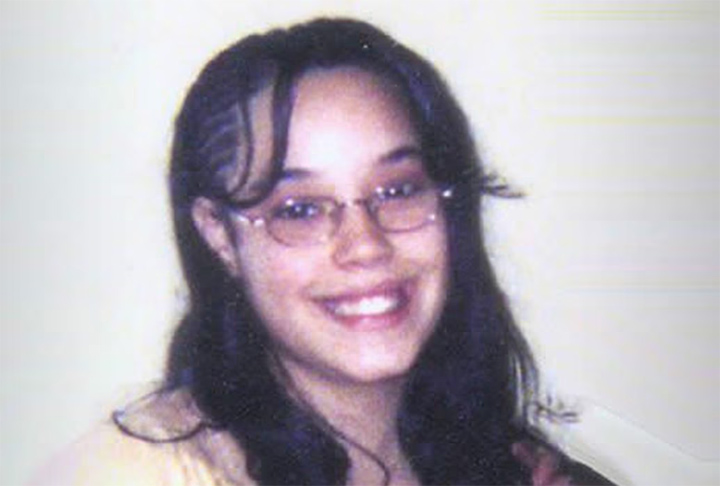 Gina desapareceu aos 14 anos, em 2 de abril de 2004. Ela falava em um orelhão, justamente com Grimilda. A então adolescente era muito amiga da filha de Castro com Grimilda, Arlene. 