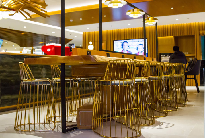 No começo, elas eram restritas aos clientes habituais de determinadas companhias aéreas, assim como àqueles que voam de primeira classe ou executiva. 