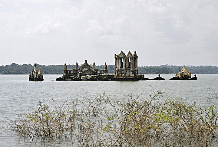 Além de restos da igreja, também foram achados vestígios de outras construções e de montes erguidos para proteger a cidade das marés altas.