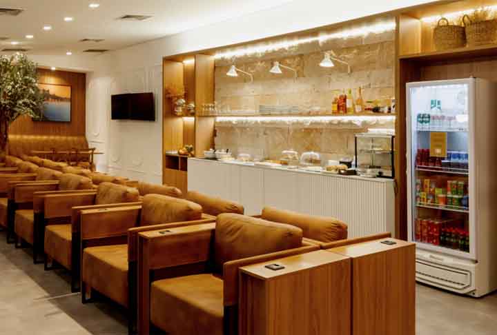 A estrutura das salas VIP varia muito de um aeroporto a outro, com algumas de acesso bastante restrito e outras mais básicas. 