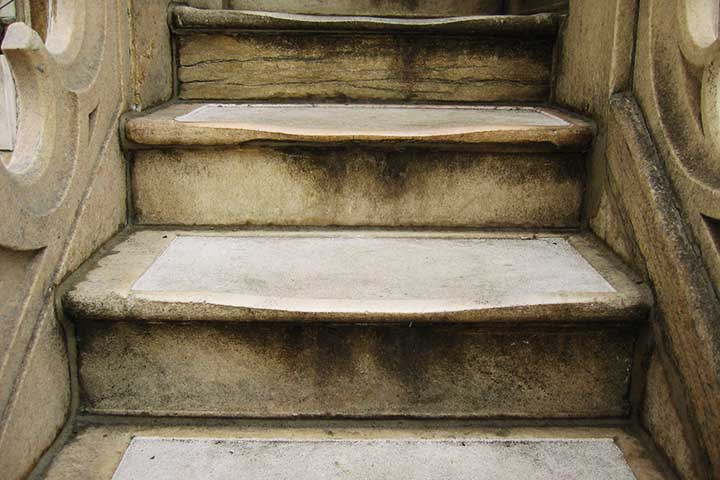 No entanto, o mármore apresenta desvantagens, como a porosidade, que o torna suscetível a manchas e corrosão por ácidos. Também é uma pedra mais frágil que o granito, podendo sofrer riscos e desgaste ao longo do tempo. Seu custo elevado é outro fator que pode limitar seu uso.