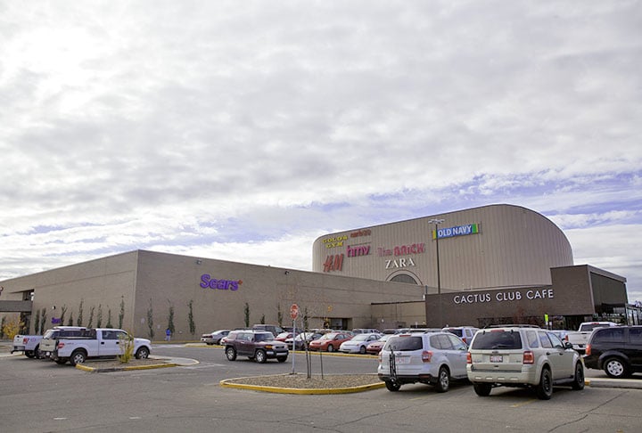 É o maior shopping da América do Norte. Já ocupou a primeira colocação no ranking, mas perdeu o posto após a inauguração do South China Mall, em 2005. Seu estacionamento comporta até 20 mil veículos.