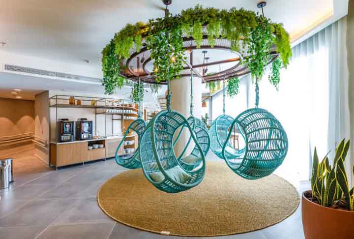 O acesso a salas VIP por programa de fidelidade de companhias de aviação depende do status dos passageiros frequentes. Eles podem também dar entrada a lounges de empresas aéreas parceiras. 