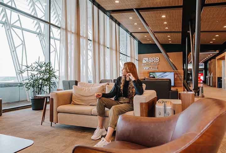 A maioria desses espaços contam com internet wi-fi de alta velocidade, jornais, revistas e outros serviços básicos para que o passageiro se ocupe ou se entretenha até a hora do embarque. 