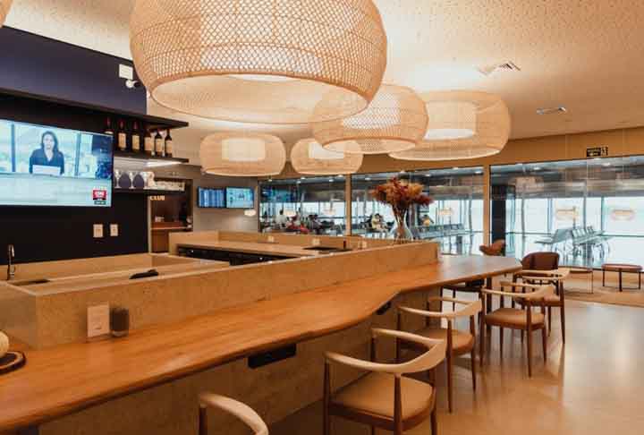 Cartões de crédito oferecem acesso a salas VIP em aeroportos por meio de programas com políticas variadas - há desde quantidade ilimitada até um número anual. Bandeiras como Visa e Mastercard têm suas próprias salas.