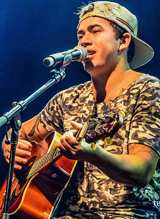 Logo logo vamos estar com ele, visitar ele, dar um abraço nele. Minha vontade é trazer ele pra cá, pro interior, passar um tempo aqui. Mas quero tranquilizar vocês e agradecer pelas orações. Está dando tudo certo e logo logo ele vai estar fazendo todo mundo sorrir. Obrigada, boa noite, completou.
