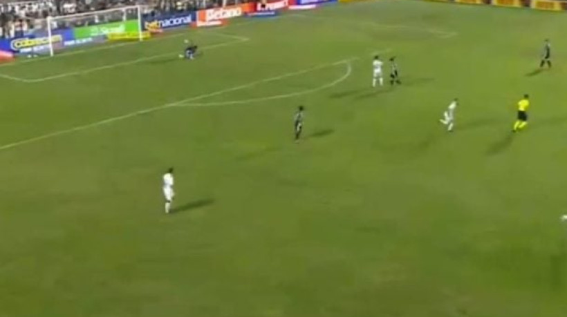 Mineiros recebem gremistas pela Copa do BR. Vê seu goleiro levar gol do meio de campo e seu atacante, na pequena área, chutar fora com gol vazio