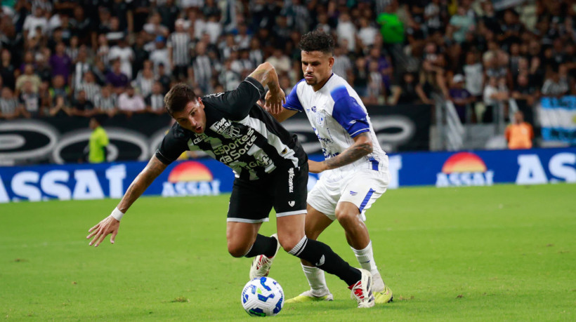 Mugni, meia do Ceará, durante jogo contra o Confiança