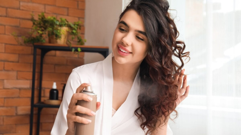 O tipo de fixador de cabelo pode fazer a diferença na finalização do penteado (Imagem: Pixel-Shot | Shutterstock) 