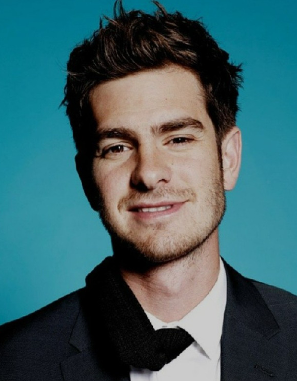 Andrew Garfield (20/08/1983) é amplamente reconhecido por seu papel como o Homem-Aranha na franquia O Espetacular Homem-Aranha e por suas atuações em A Rede Social (2010) e Até o Último Homem (2016). Ele é aclamado por sua habilidade em papéis dramáticos e profundos.