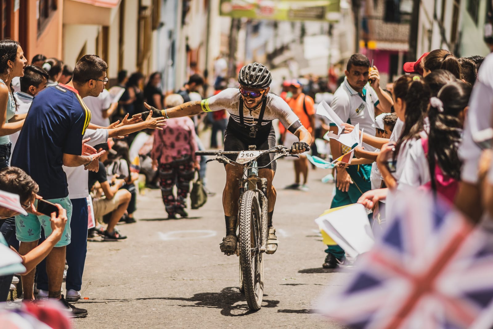 Orientado pelo médico e incentivado por amigos, Fernando começou a pedalar e, das experiências — boas e ruins — nasceu o “Café na Trilha”. “O slogan do Café na Trilha é ‘Conectando e Transformando Pessoas com a Bike’, e vem precisamente dessa experiência vivida.”