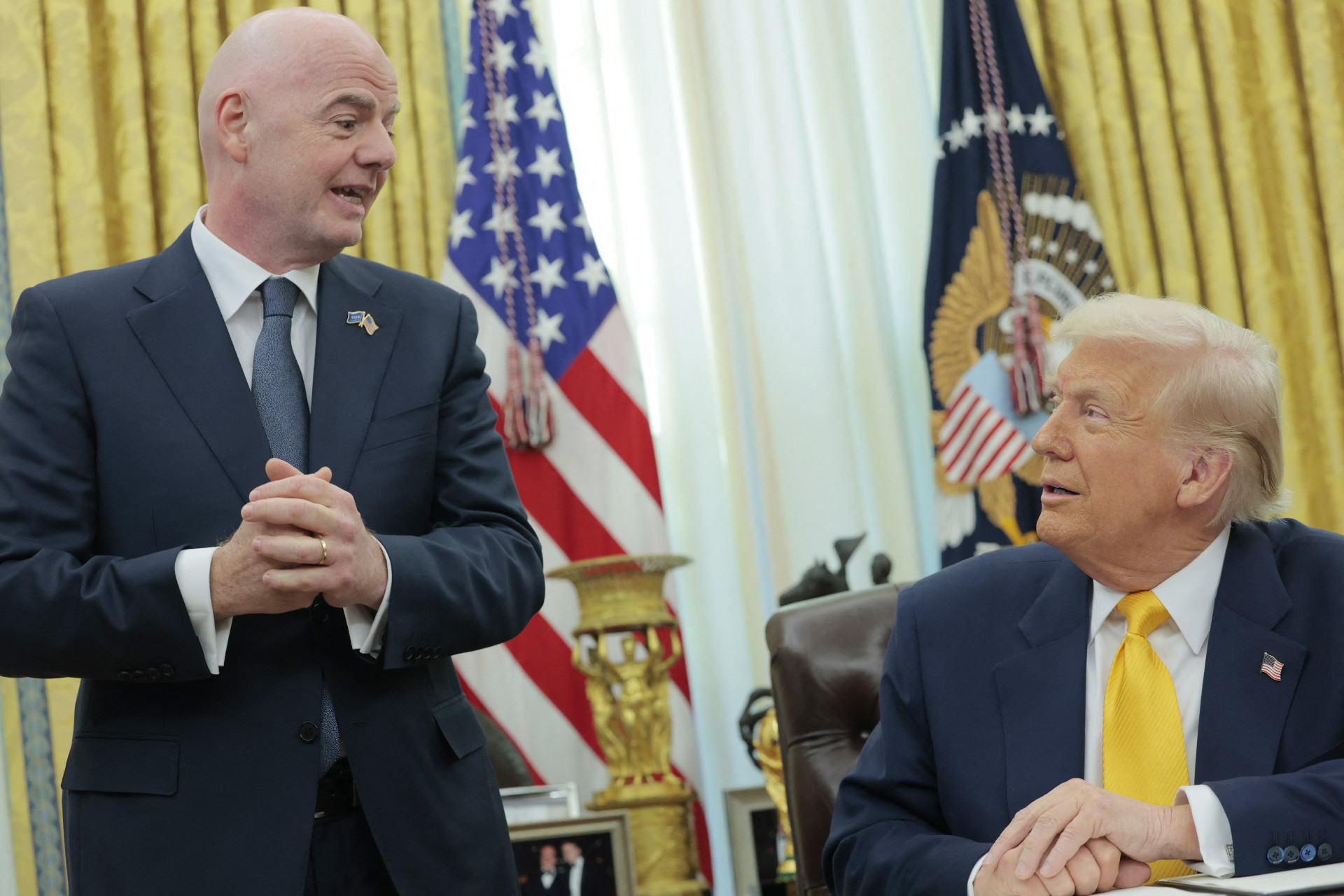 Presidente da Fifa Gianni Infantino (de p&eacute;), ao lado do presidente dos EUA Donald Trump (sentado) (Foto: Anna Moneymaker / GETTY IMAGES NORTH AMERICA / Getty Images via AFP)