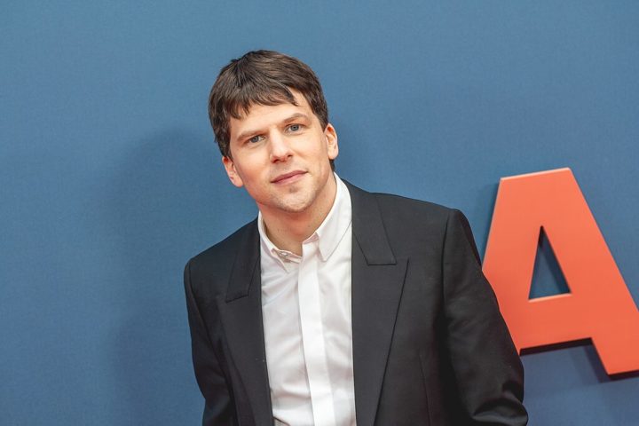 Outro que se destacou com A Rede Social (2010) foi Jesse Eisenberg (05/10/1983). Ele foi indicado ao Oscar como Mark Zuckerberg. Também brilhou em Zombieland (2009) e Batman vs Superman (2016), como Lex Luthor. Conhecido por interpretar personagens intelectuais e complexos, Eisenberg também é escritor e autor de livros, além de atuar no teatro.