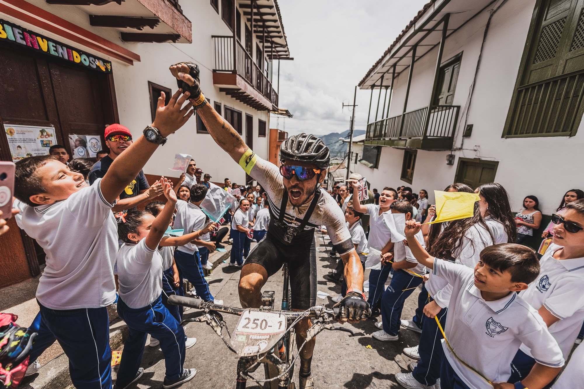 Ao oferecer uma alternativa de atividade contra o estresse diário, o Café na Trilha - um dos principais canais de ciclismo do Brasil - cumpre uma função que pode mudar rumos.  Lembro de chorar escondido por diversas noites, acordar sem rumo, sem identidade. O esporte me deu resiliência para enfrentar os desafios”, conclui Fernando.