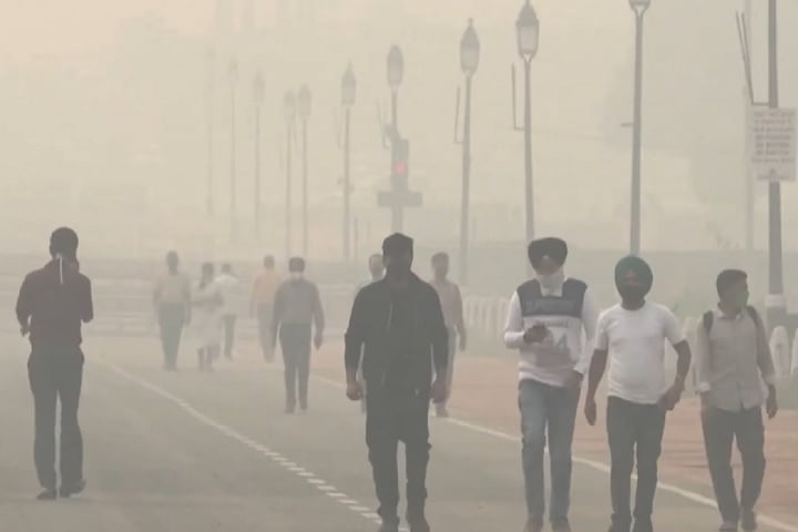 Moradores relatam problemas de visibilidade, poeira e irritação nos olhos, além de terem que usar máscaras para se proteger