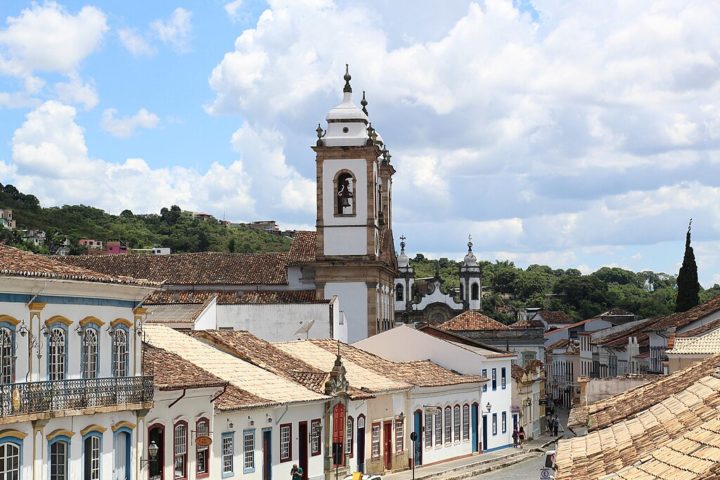 A proximidade com São João del-Rei, uma cidade histórica e turística, contribui para o movimento de pessoas e o desenvolvimento econômico de Santa Cruz de Minas.