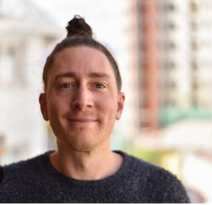 Miles Astray, fotógrafo que fez esse registro em Aruba, usou a imagem numa categoria de IA no Concurso de Fotografia Colorida do 1839 Awards. Mas depois ele revelou que a foto nao havia sido criada com I.A. . Ela era verdadeira. A posição real do flamingo deu aparência de estar sem cabeça. 