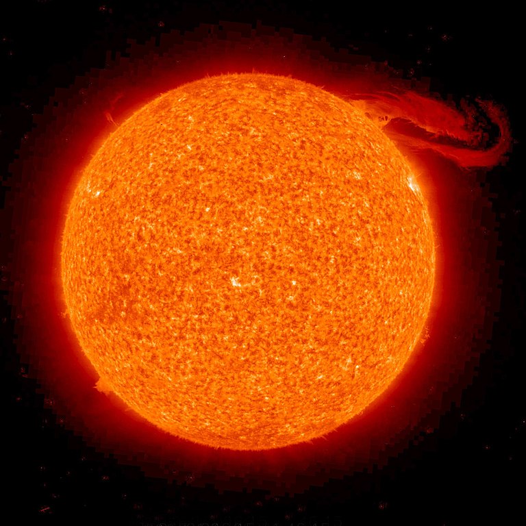 Observar as manchas solares e suas erupções é útil para os cientistas preverem as tempestades solares com antecedência, geralmente entre dois a quatro dias antes — a depender da velocidade das partículas expelidas.
