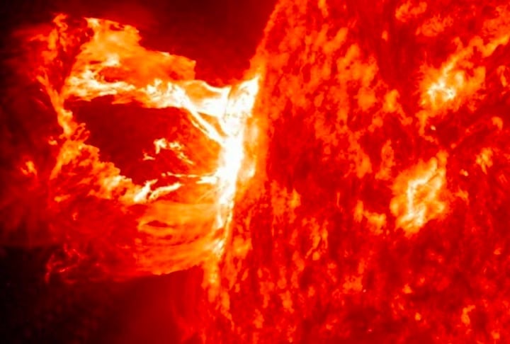 Só no início do ano, nas primeiras horas do dia 1º de janeiro, uma tempestade solar G5 (nível extremo) atingiu um pico inesperado, resultado de ejeções de massa coronal do Sol nos dias 29 e 30 de dezembro de 2024. 
