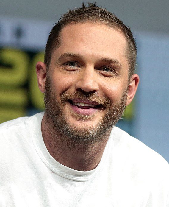 Tom Hardy (15/09/1977) é conhecido por suas atuações em Mad Max: Estrada da Fúria (2015), O Regresso (2015) e Venom (2018). Ele tem sido elogiado por sua habilidade de se transformar fisicamente e emocionalmente para seus papéis.
