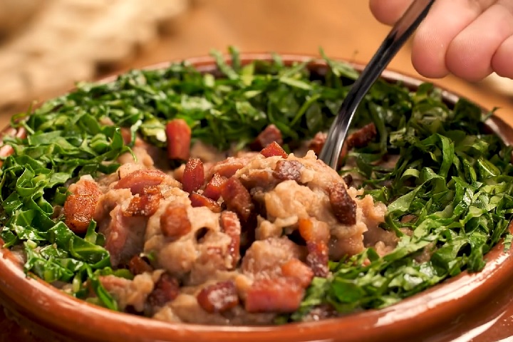 A cidade também é conhecida por seu clima acolhedor e pela preservação de tradições mineiras, como a culinária típica, com pratos como o feijão tropeiro, o tutu à mineira e o famoso pão de queijo.