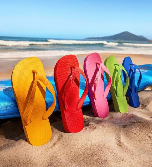 Inicialmente, as Havaianas tinham um design simples e eram disponíveis apenas em cores básicas. 