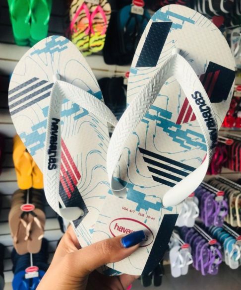 No entanto, ao longo dos anos, a marca expandiu sua linha de produtos, introduzindo novos modelos, estilos e cores, mantendo sempre a essência descontraída que a tornou tão popular.