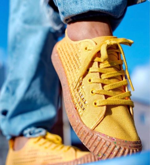 Além dos tradicionais chinelos, as Havaianas também produzem tênis, bolsas, carteiras, roupas e acessórios.