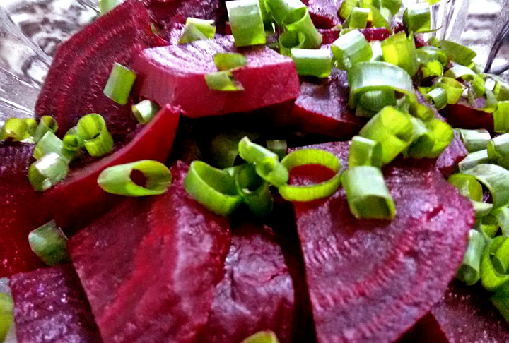 Nossa saúde é reflexo dos alimentos que ingerimos ao longo do dia. Assim, a beterraba é um vegetal rico em vitamina A, betalaína, carotenoides e flavonoides, antioxidantes, que traz inúmeros benefícios aos indivíduos.