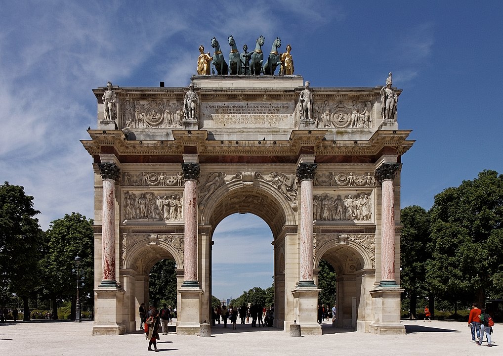 Arco do Carrossel (Paris, França) - Localizado perto do Louvre, este arco menor foi construído por Napoleão Bonaparte entre 1806 e 1808 para comemorar suas vitórias militares. Inspirado nos arcos romanos, é decorado com belas esculturas e figuras mitológicas.

