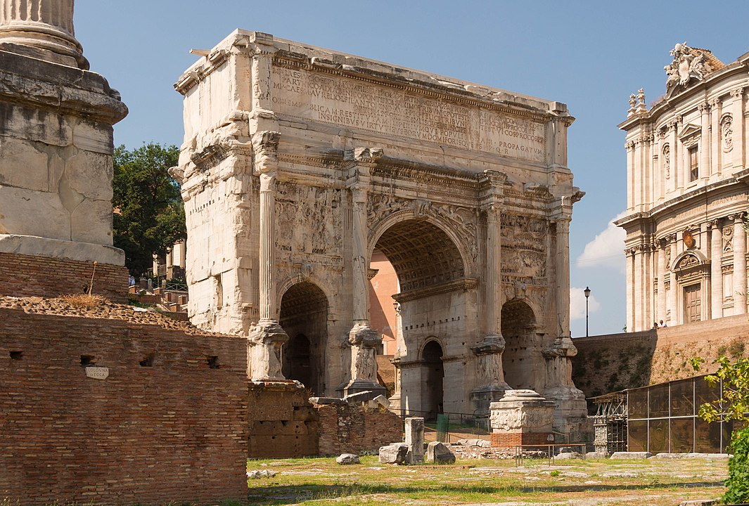Arco de Sétimo Severo (Roma, Itália) - Localizado no Fórum Romano, este arco foi construído em 203 d.C. para comemorar as vitórias militares do imperador Septímio Severo e seus filhos na Pártia. É um dos arcos romanos mais bem preservados.
