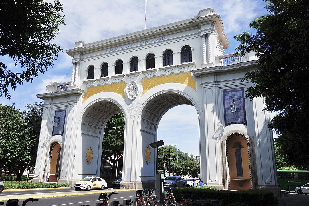 Arcos de Guadalajara (Los Arcos) ( Guadalajara, México) - Foram erguidos em 1942, no fim da estrada Morelia-Guadalajara, em homenagem aos 400 anos de fundação de Guadalajara. Tornaram-se símbolo arquitetônico , em estilo neoclássico, com 14 metros de altura. 