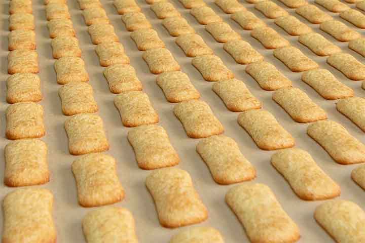 Segundo uma antiga teoria, teria sido o explorador italiano Marco Polo a levar o macarrão da China para a Itália durante o século XIII. Hoje sabe-se que as massas alimentícias já eram conhecidas na Europa muito antes disso.