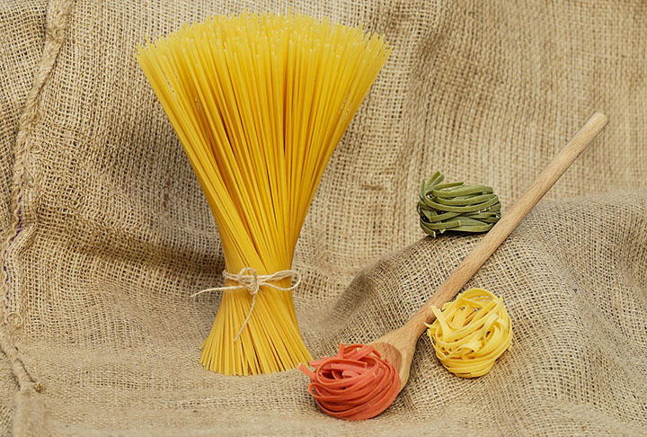 É uma fonte de várias vitaminas e minerais essenciais, incluindo vitamina B, ferro, magnésio e selênio, que desempenham papéis importantes na saúde do corpo.