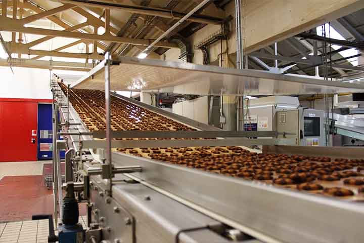 Por outro lado, popularmente conhecido como miojo, o macarrão instantâneo é amplamente consumido, especialmente pela sua praticidade e rapidez no preparo. No entanto, é pobre em nutrientes essenciais, proteínas, fibras dietéticas. 