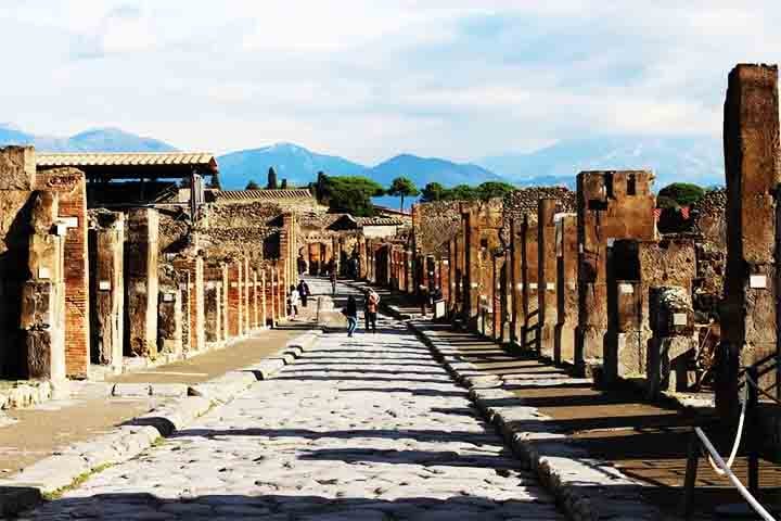 Segundo informou à agência AFP o diretor-geral do parque, Gabriel Zuchtriegel, as medidas foram tomadas “essencialmente por razões de segurança, tanto para os visitantes como para os funcionários, e também para a proteção do patrimônio”. 
