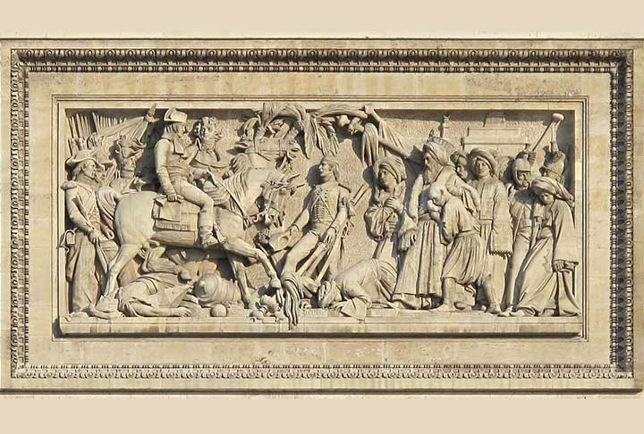 O arco tem 50 metros de altura e é decorado com relevos que lembram os nomes de 128 batalhas e 558 generais. Em sua base, situa-se o túmulo do soldado desconhecido (1920). Um memorial da Primeira Guerra Mundial. 