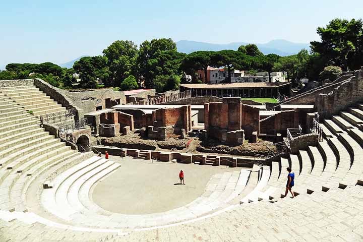 A descoberta dos restos arqueológicos aconteceu no século 18 e, desde então, diversas escavações foram feitas na região a fim de aprofundar o conhecimento sobre a antiga cidade.
