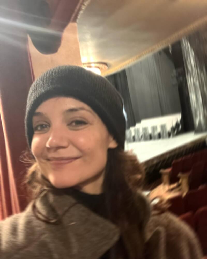 Katie Holmes (18 de dezembro de 1978) - Ficou conhecida ao protagonizar a série Dawson's Creek, no papel de Joey Potter. Entre seus trabalhos de destaque estão, Batman Begins, Comportamento Suspeito, Tentação Fatal, A Dama Dourada., O Segredo: Ouse Sonhar, etc.