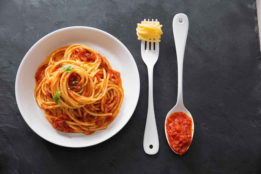 A massa do macarrão não contém muitos conservantes ou elementos que a tornem um alimento gorduroso. Tendo a presença de ingredientes como, farinha, água e sal, ela contribui para a circulação sanguínea como um todo.