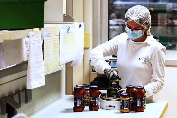 A opção integral tem um índice glicêmico mais baixo do que o macarrão branco, o que significa que ele é digerido mais lentamente e causa menores picos de açúcar no sangue.