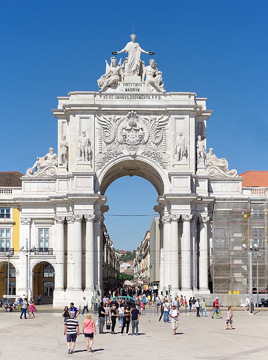 Arco da Rua Augusta (Lisboa, Portugal) - Localizado na Praça do Comércio, em Lisboa, o arco foi concluído em 1873 e comemora a reconstrução da cidade após o terremoto devastador de 1755. É uma atração turística e oferece vistas panorâmicas da cidade