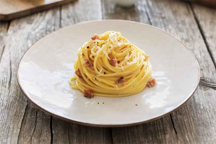 Existem diferentes tipos de macarrão. Entre as massas mais longas estão o Espaguete, Linguine, talharim, fettuccine, tagliatelle, pappardelle, aletria e bucatini.