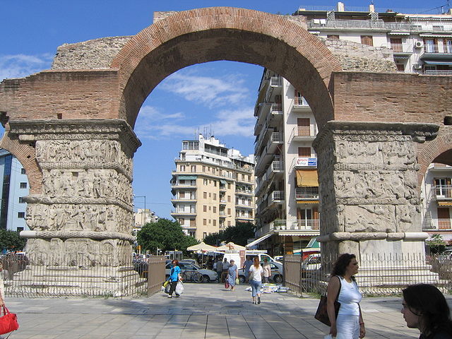 Arco de Galério (Salônica, Grécia) - Construído em 298-299 d.C. pelo imperador Galério para celebrar suas vitórias contra os persas, é um dos marcos mais importantes da era romana na cidade de Salônica, com relevos elaborados que narram suas conquistas