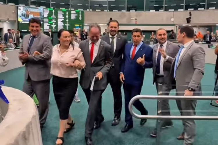 Acrísio Sena toma posse na Alece de braços cruzados com parlamentares do PT e do PL